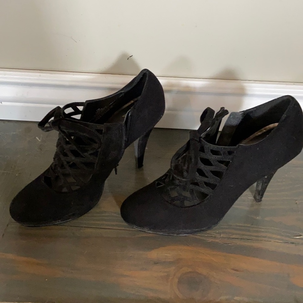 Black strap front with bow heals
